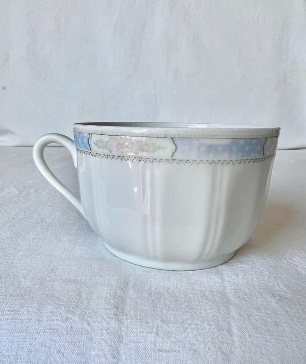 Tasse vintage en porcelaine blanche. Haute qualit&eacute; Décoration