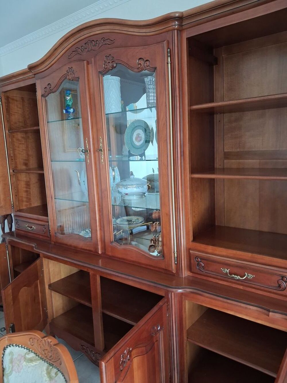 Buffet avec nombreux rayons Meubles