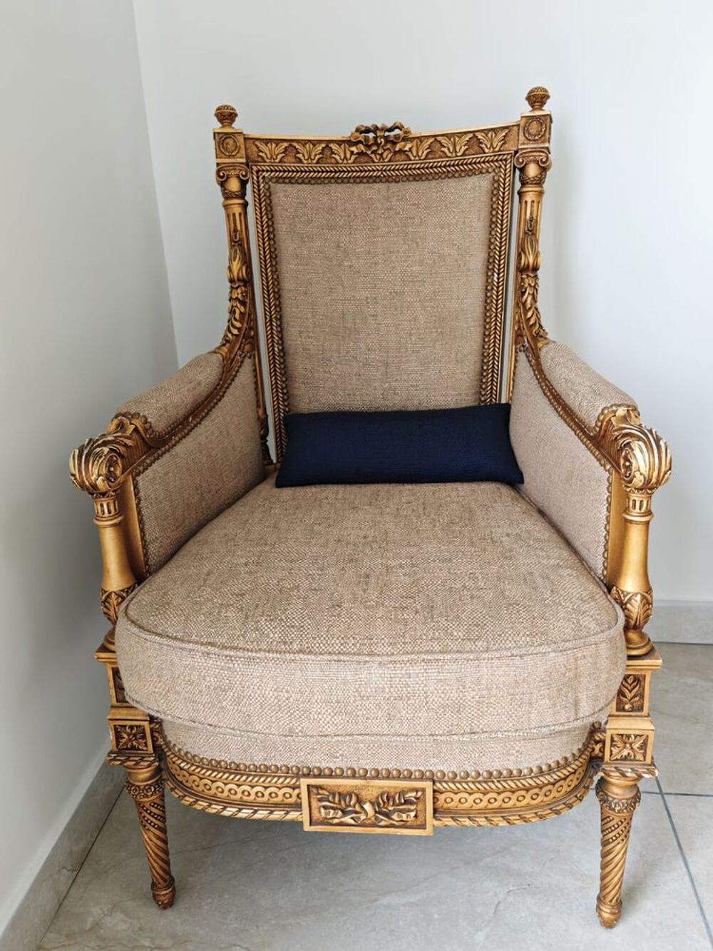 Ensemble 2 fauteuils + 1 canap&eacute; dor&eacute; style ancien Meubles