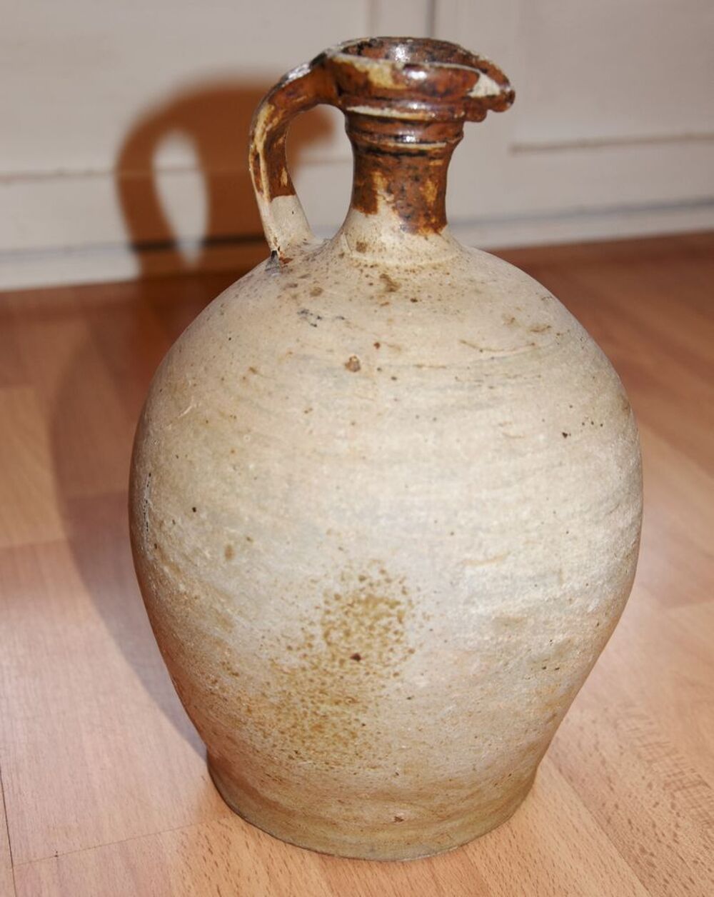 Datant ann&eacute;e 1800. Ancienne cruche pichet en gr&egrave;s. Décoration