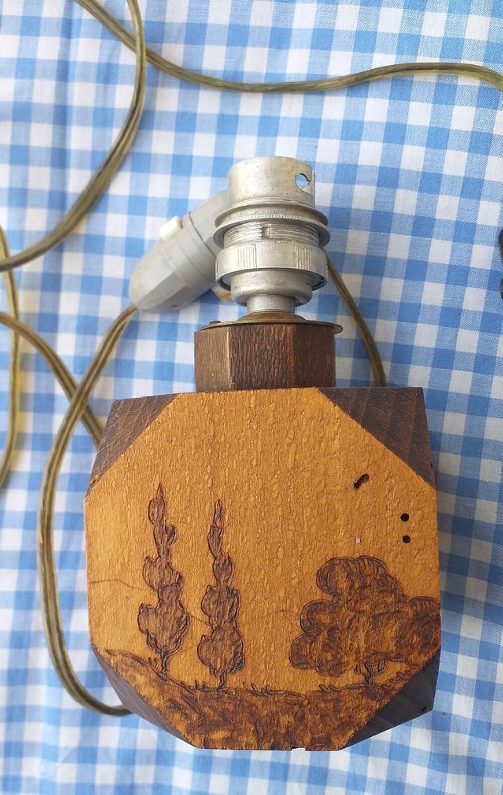 Pied de lampe en bois pyrograv&eacute; avec douille Décoration