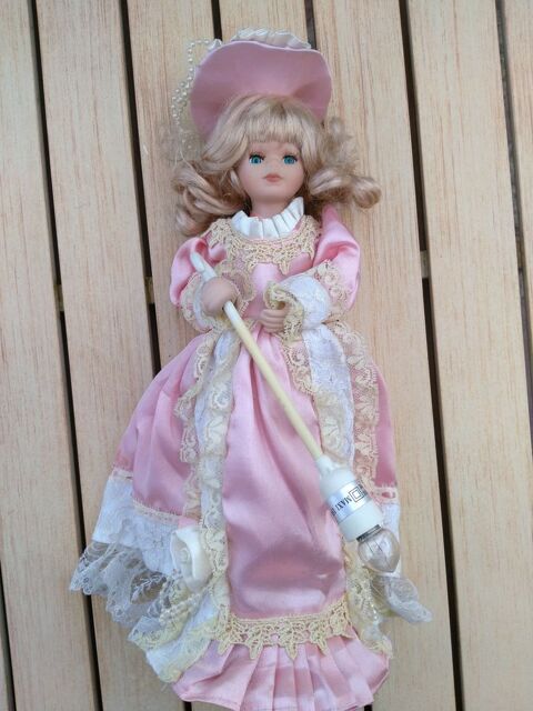 Poup�e en porcelaine avec lampe
6 Breuillet (91)