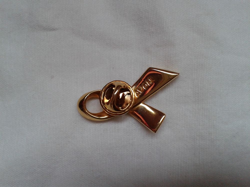 Pins AVON en forme de ruban rose 