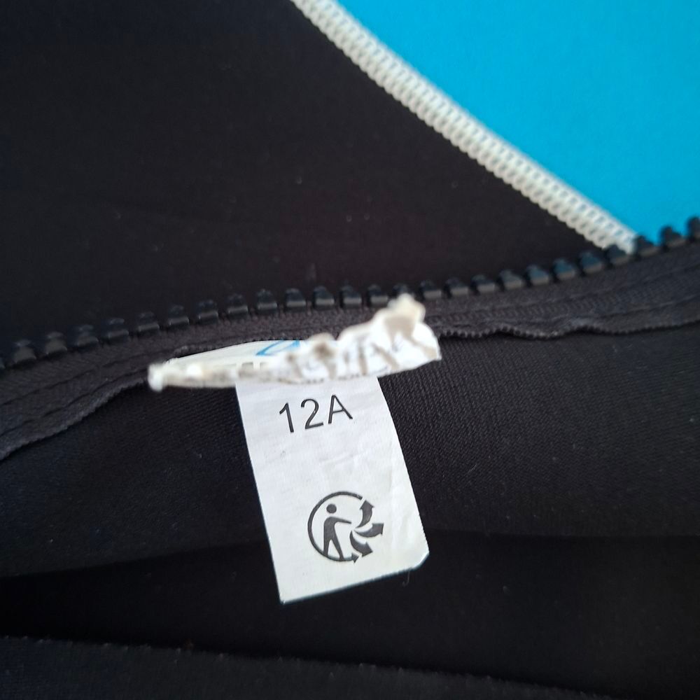 combinaison shorty D&eacute;cathlon taille 12 ans Sports