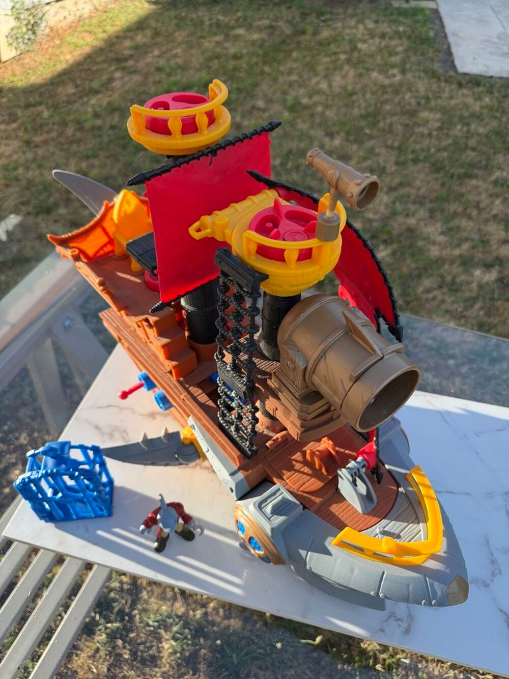 Bateau pirate /requin (grand format) - Etat neuf Jeux / jouets