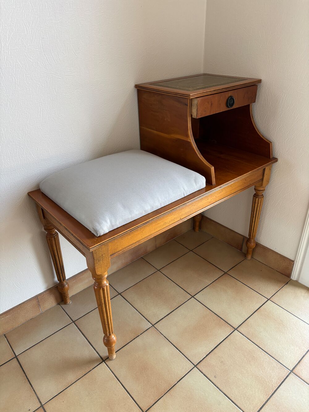 Meuble t&eacute;l&eacute;phone vintage avec assise ? bois clair &amp; coussin Meubles