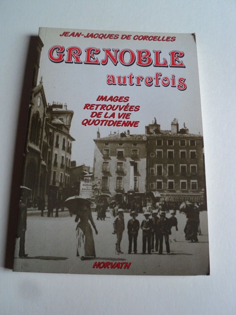 Grenoble Autrefois. Images retrouv&eacute;es de la vie quotidienne. Livres et BD