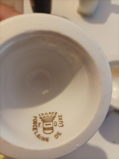 Tasse en porcelaine blanche de France 0 Issoire (63)