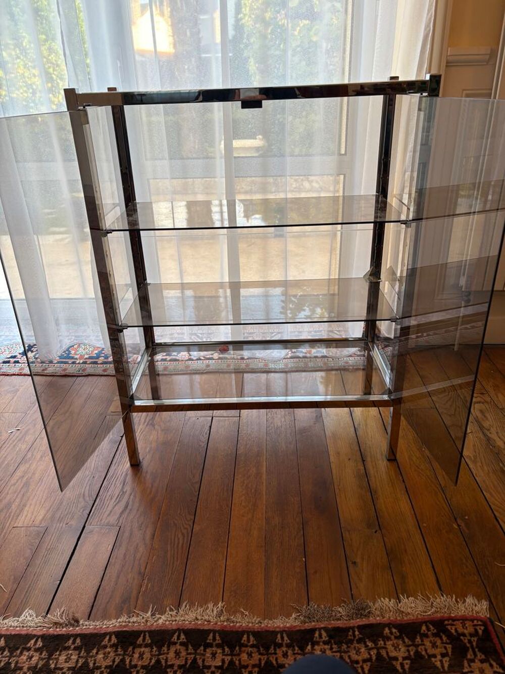 Vitrine en verre l&eacute;g&egrave;rement fum&eacute;, basse Meubles