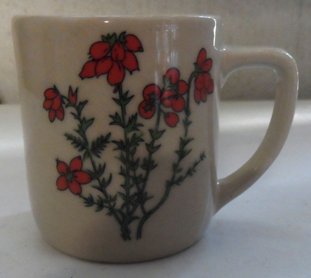 Mug fleurs rouges en c&eacute;ramique 
Hauteur 8,5 cm Cuisine