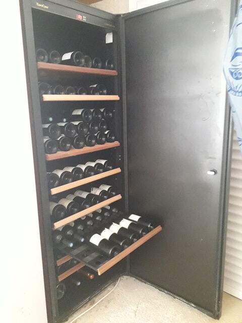 Grande cave  vin 215 bouteilles environ 400 Seillans (83)