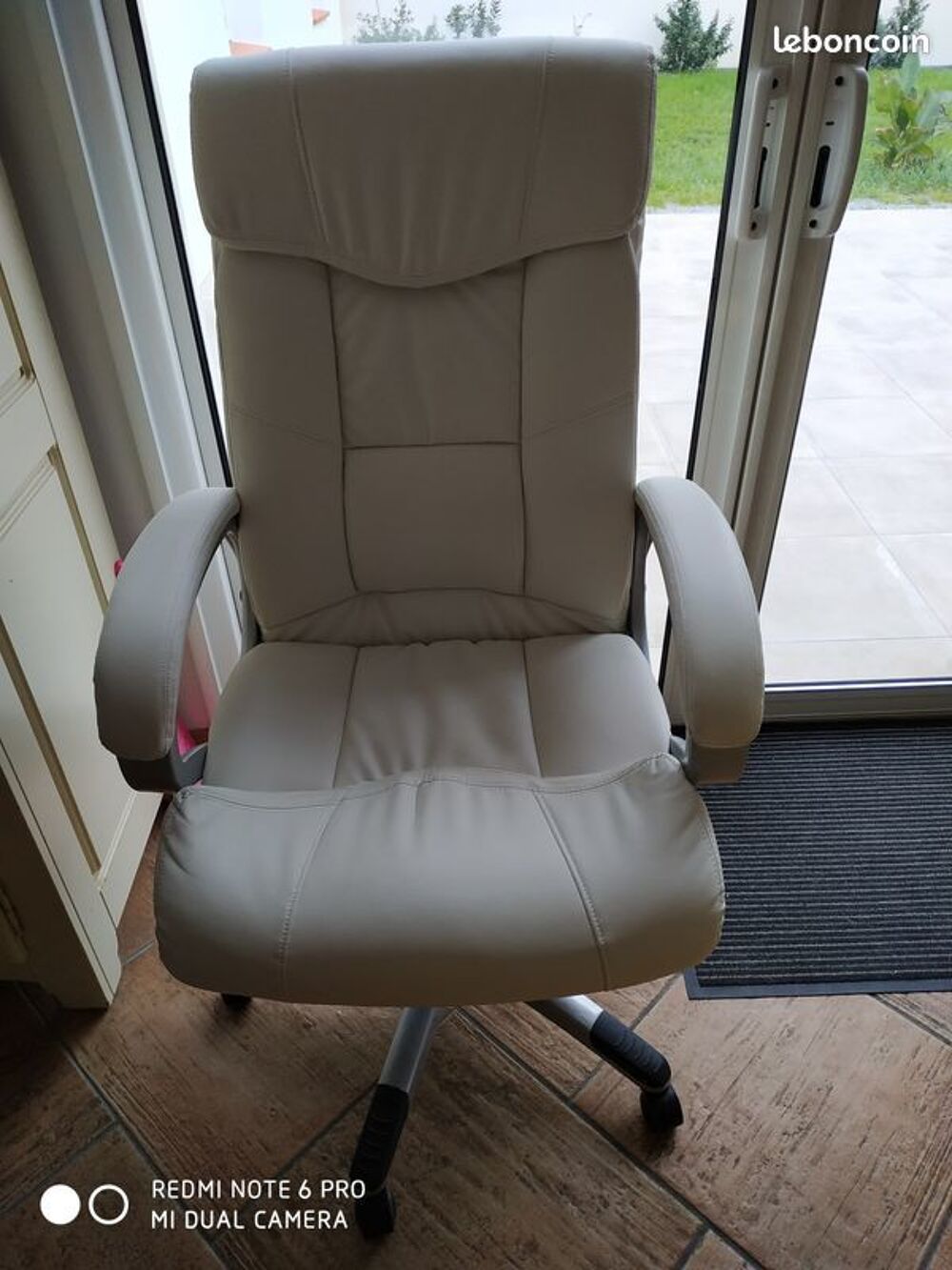 un fauteuil de bureau sur roulettes avec accoudoirs Meubles