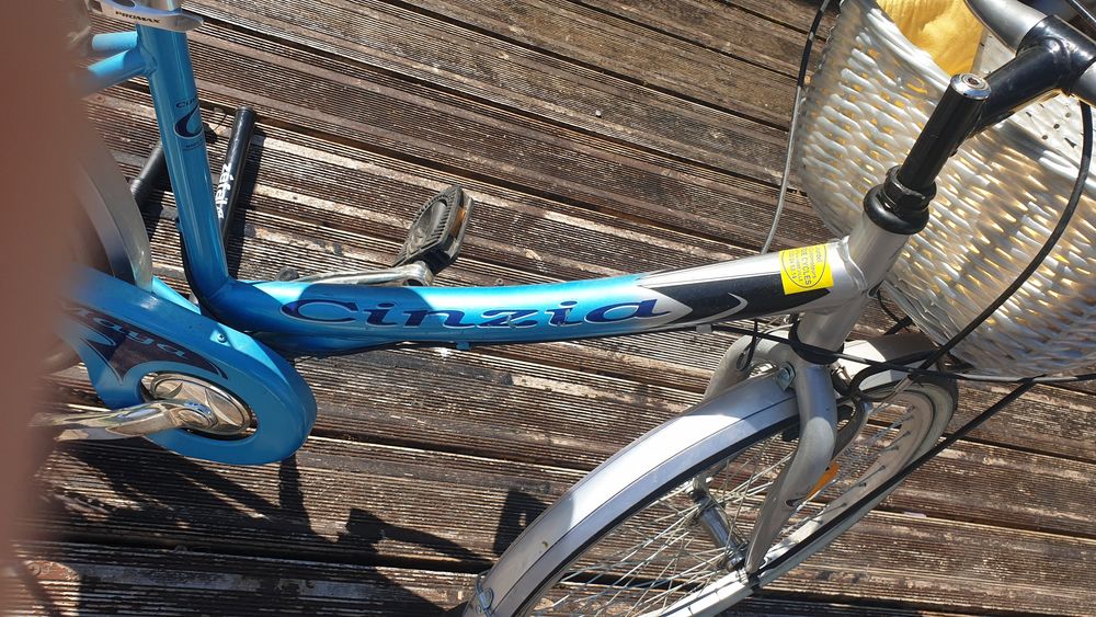 mon v&eacute;lo avec un casque et 2 pompes Vélos