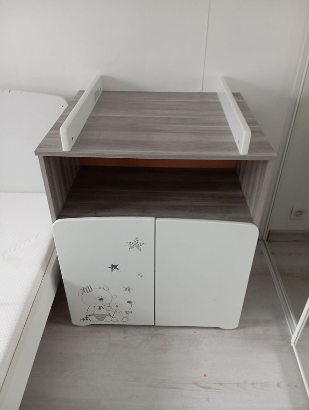 Lit b&eacute;b&eacute; et commode pour le change Puériculture