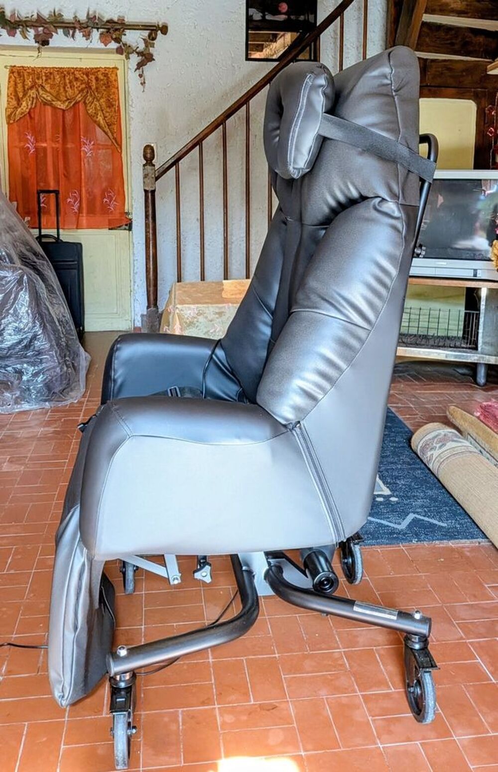 2 Fauteuils m&eacute;dicalis&eacute;s Meubles