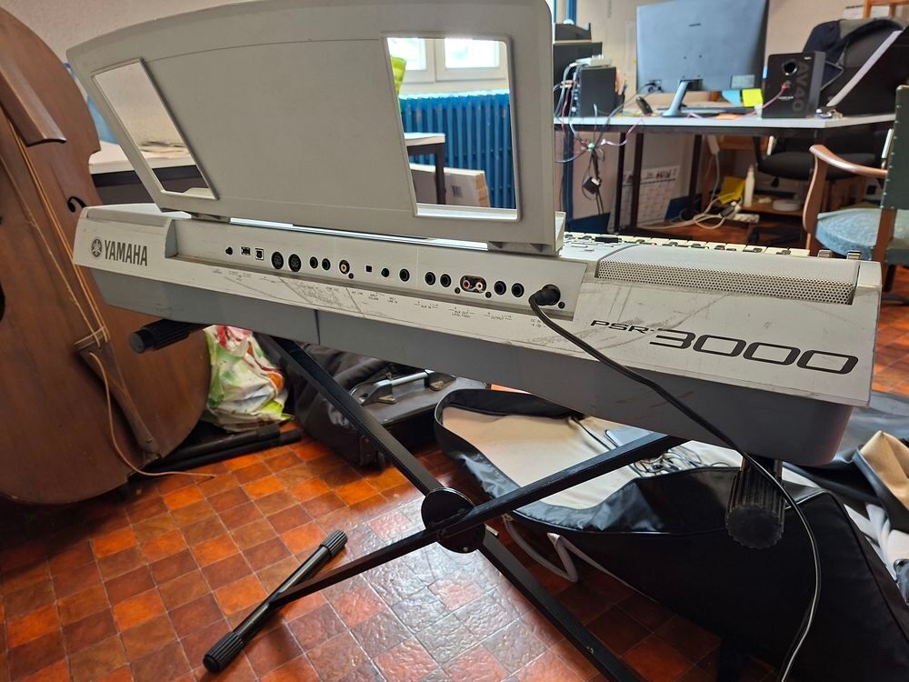 Clavier yamaha Psr 3000 en bon &eacute;tat avec les connectiques. Instruments de musique