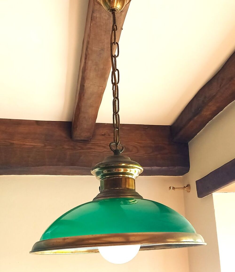 Un lustre &agrave; un globe Décoration