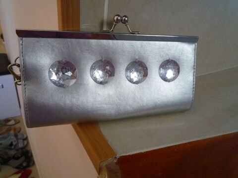 Grand lot de 340 sacs neufs divers : sacs  main, sacoches, 1700 Agde (34)