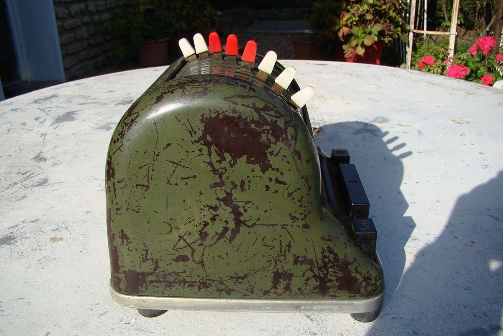 Ancienne machine &agrave; calculer TRIUMPHATOR - ann&eacute;es 1950
