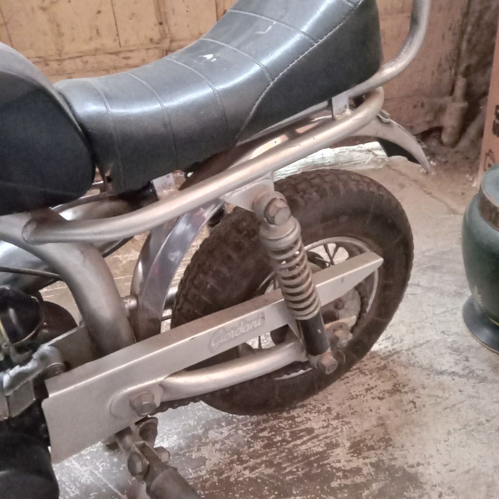 Petite moto chopper de 1975 