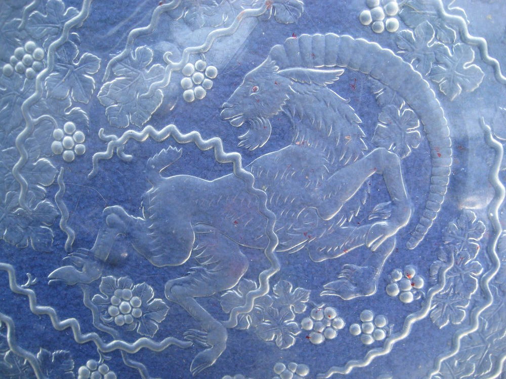 Lalique : plat en verre opalescent, 33 cm, d&eacute;cor au mouflon 