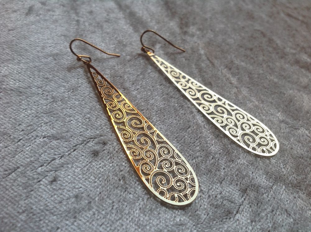 BOUCLES OREILLES GOUTTE 6,3cm Envoi Possible
Bijoux et montres