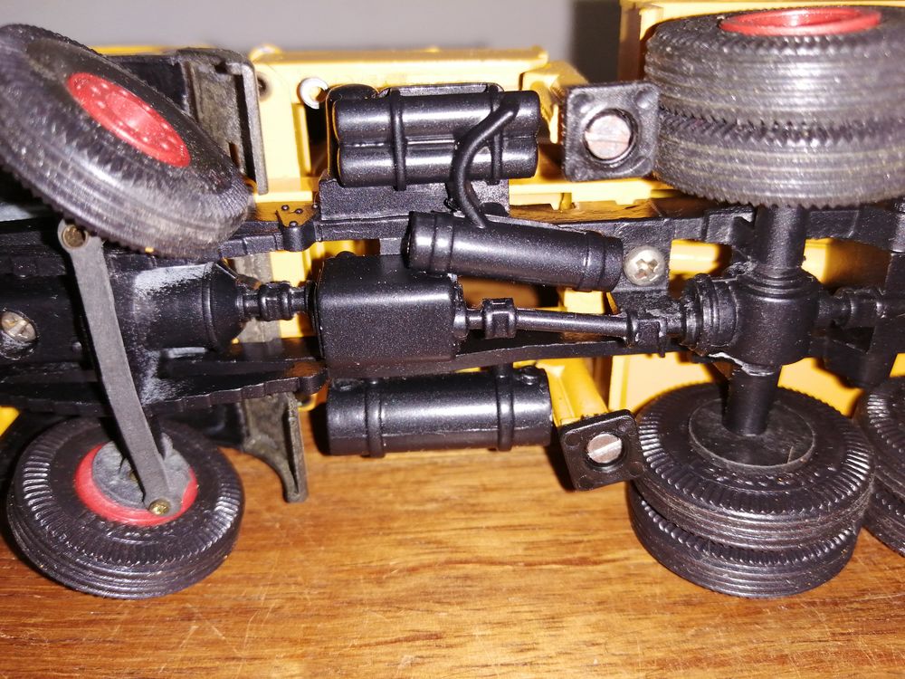 Camion pompe &agrave; b&eacute;ton miniature avec bo&icirc;te PUTZMEISTER 