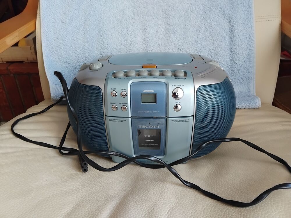 RADIO CASSETTE+CD+RADIO ETAT NEUF. Instruments de musique