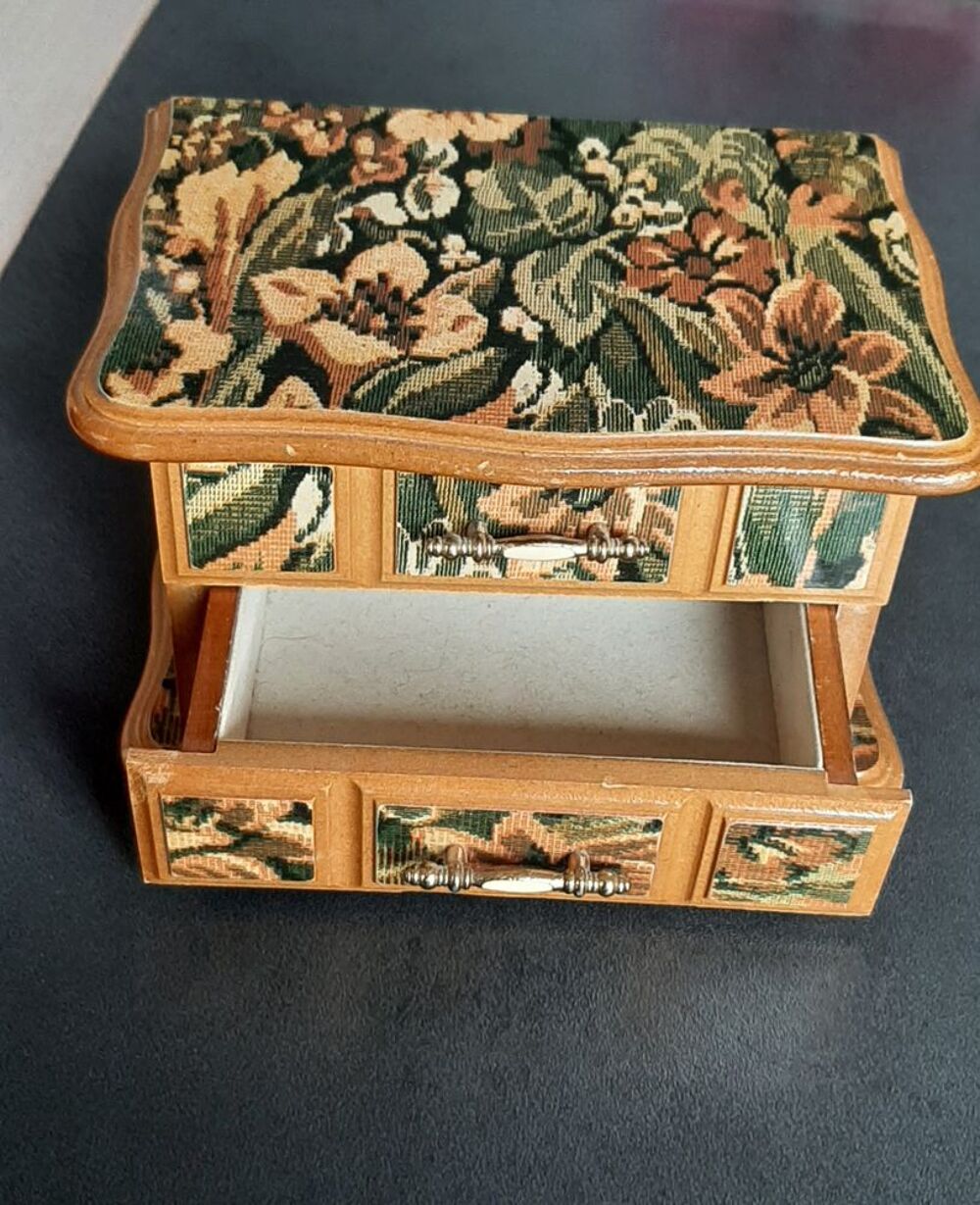 Bo&icirc;te &agrave; bijoux florale en bois avec miroir 