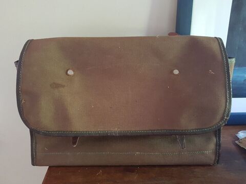Cartable en toile marron, vintage, en l'état
20 Mouxy (73)