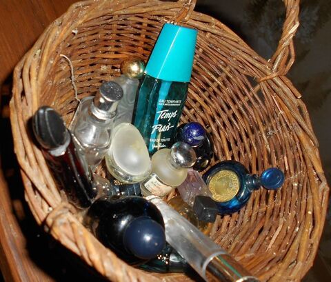 panier osier avec 18 miniatures de parfums diffrentes 10 Ervy-le-Chtel (10)