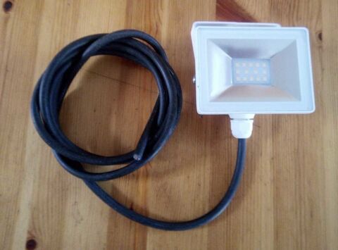Lampe Led état neuf, idéal jardin, entrée etc... Sur Amiens Rivery. 10€.. C'est disponible.  0780351037. Amiens (80)