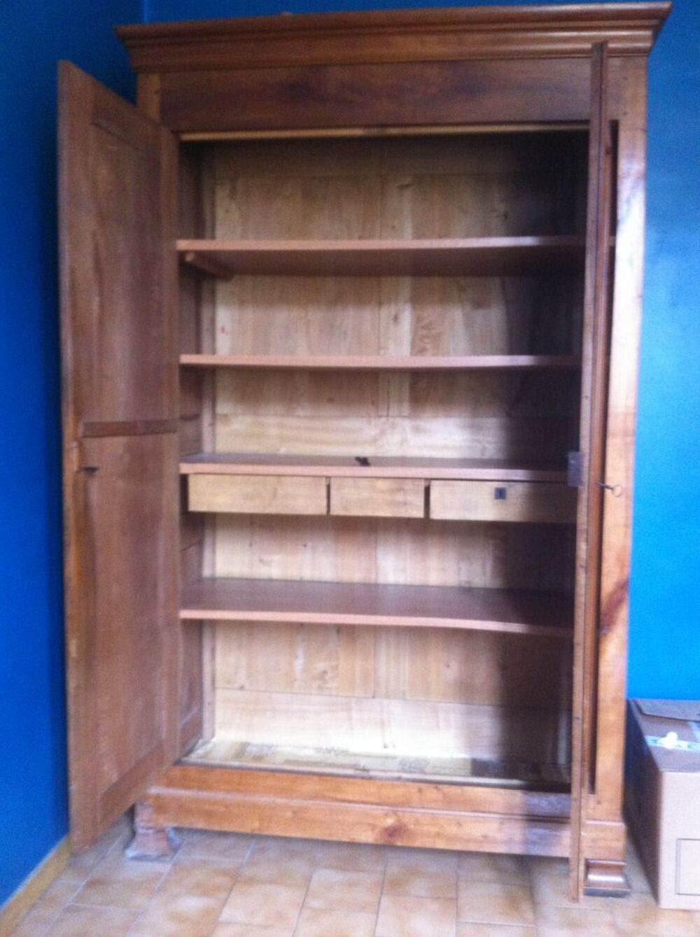 tr&egrave;s grande armoire ancienne Meubles