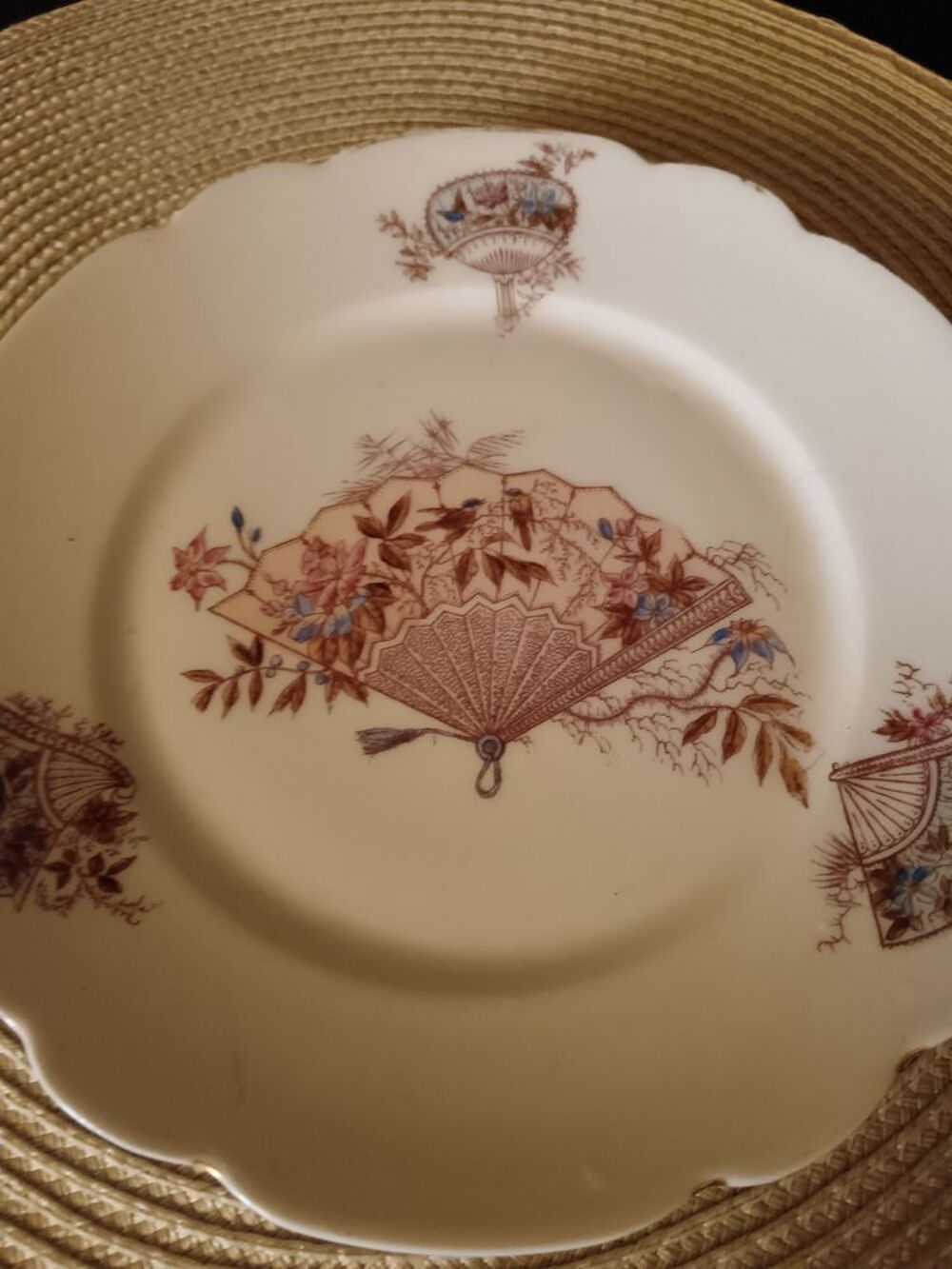10 assiettes anciennes et une coupe sur pied en porcelaine Cuisine