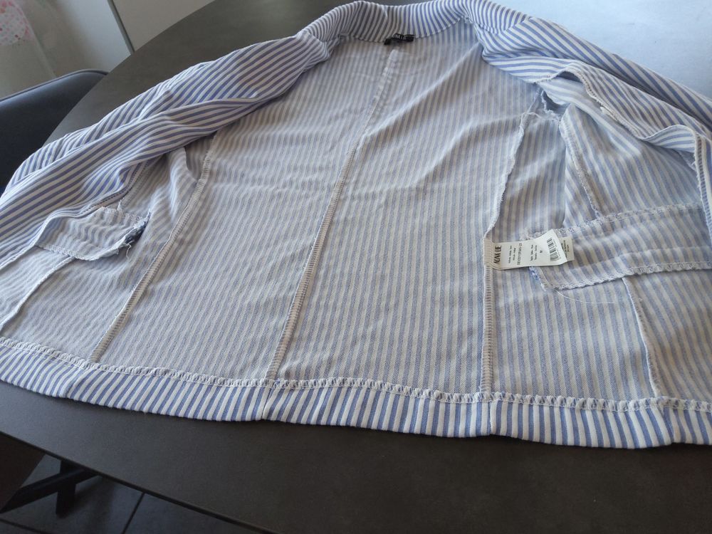 VESTE "NUNALIE" blanche ray&eacute;e bleu - M Vêtements