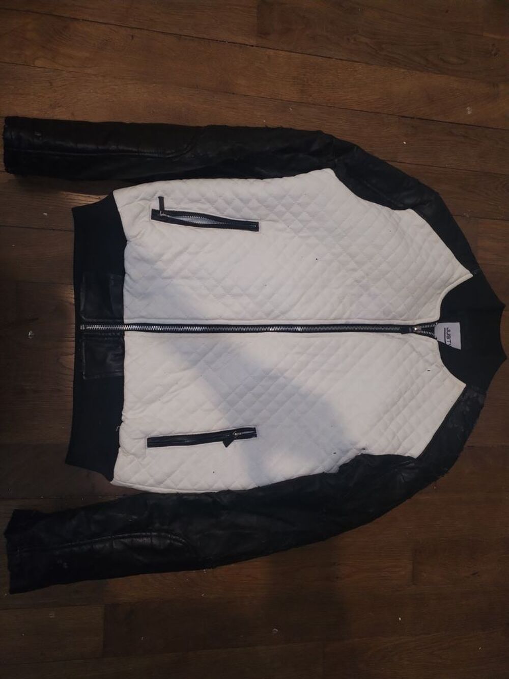 Veste simili cuir noir et blanc id&eacute;al pour r&eacute;cup&eacute;rer Vêtements