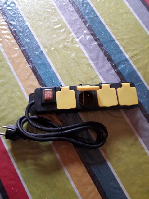 BLOQUE DE  4 PRISES ETANCHES  NEUF J'AMAIS  SERVI. 10 Fr�vent (62)