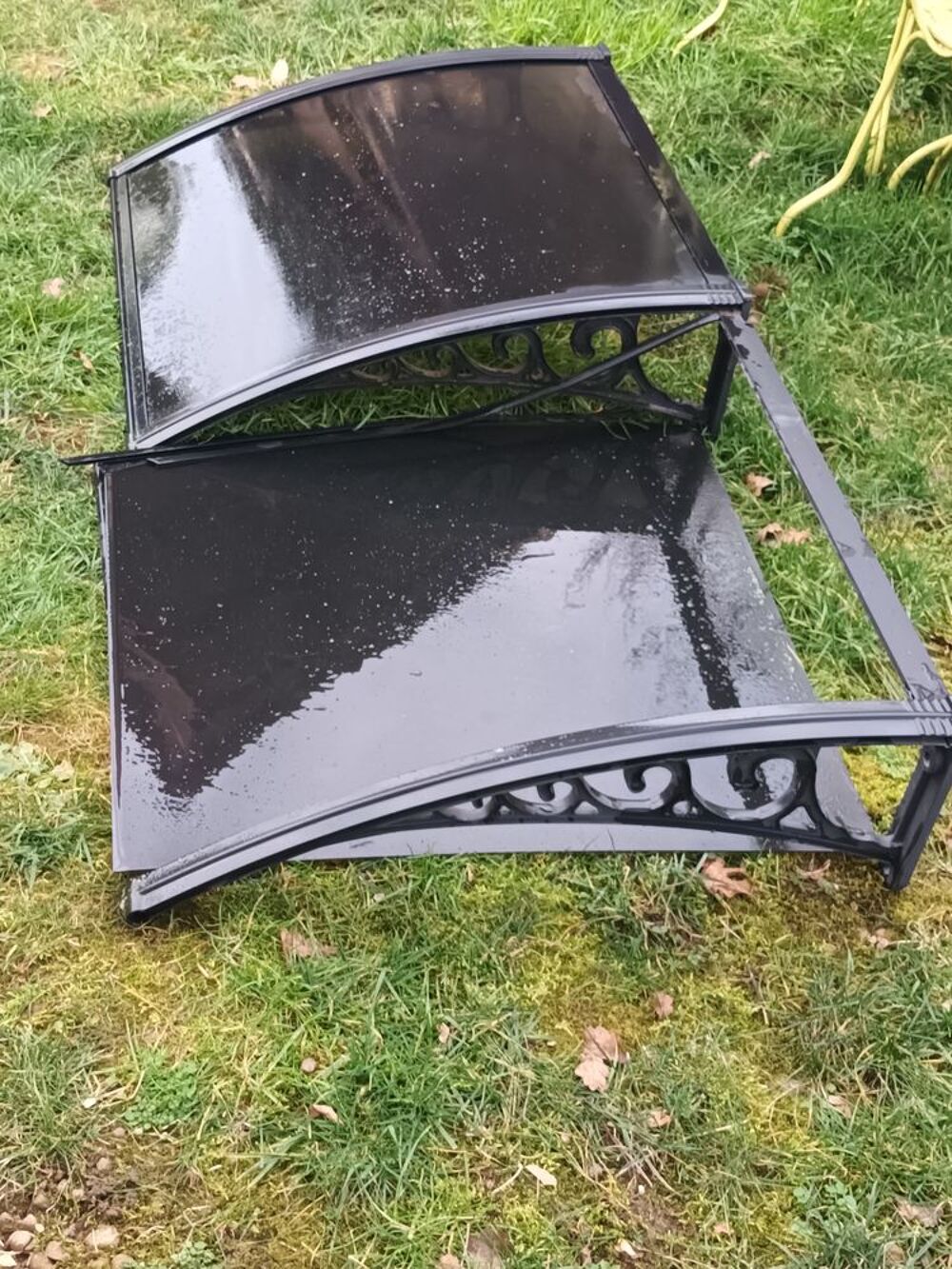 auvent en pp et verre en plastique teint noir. Décoration