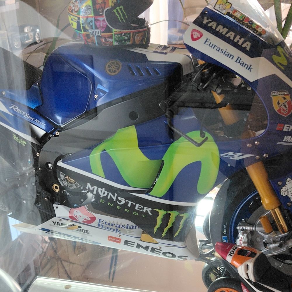 Yamaha YZR M1 2016 1/4&egrave;me Altaya Décoration