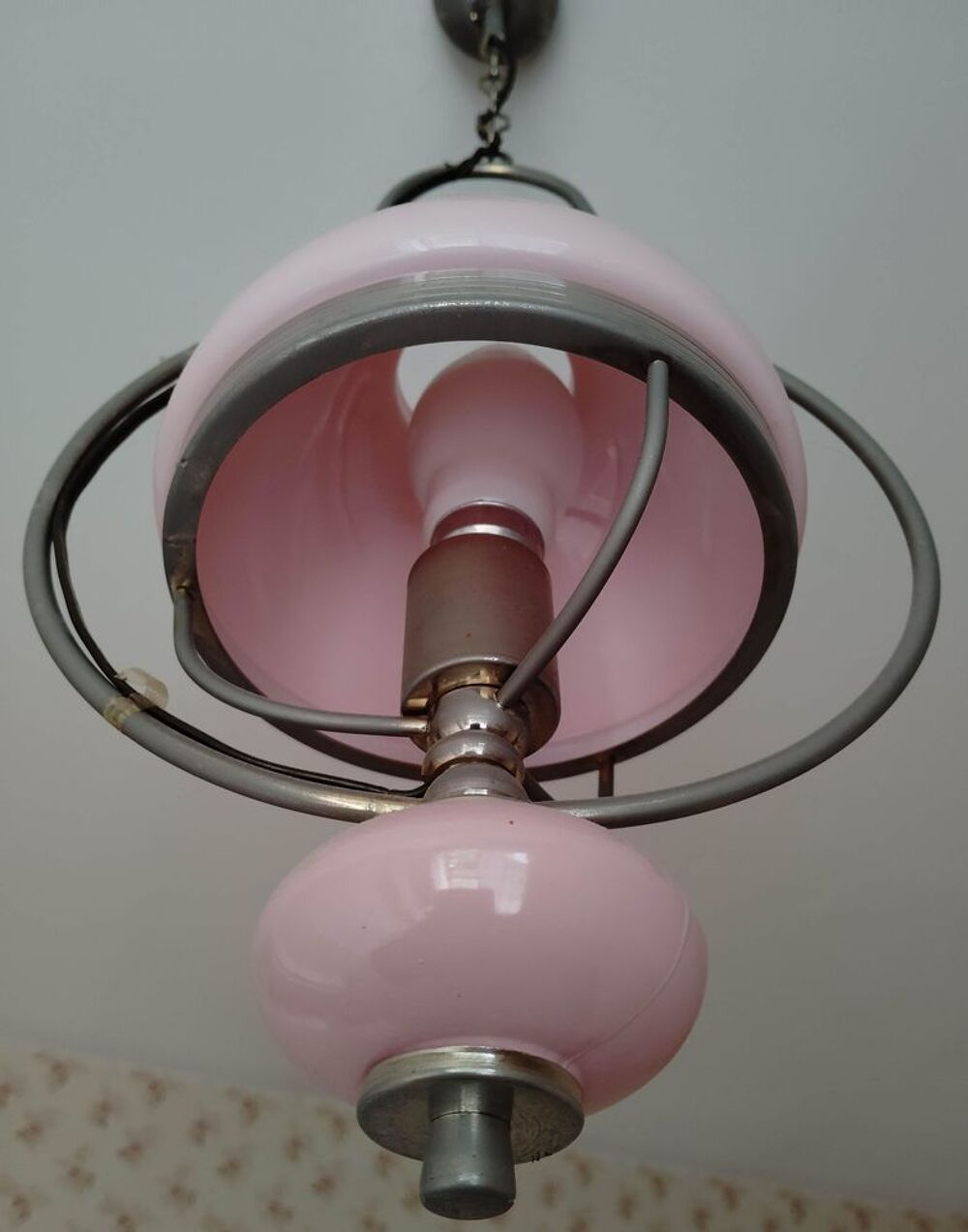 &eacute;clairage plafonnier &agrave; 1 point lumineux. coloris rose. Décoration