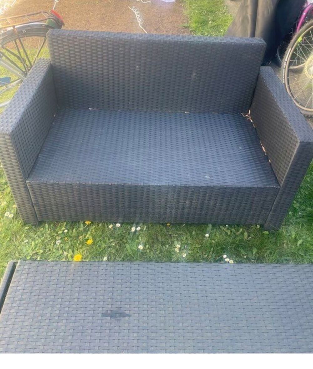 salon de jardin en r&eacute;sine en tr&egrave;s bon &eacute;tat, une grande banquette, deux fauteuils une place et une table avec une rallonge, voir photo, ci-jointe Jardin