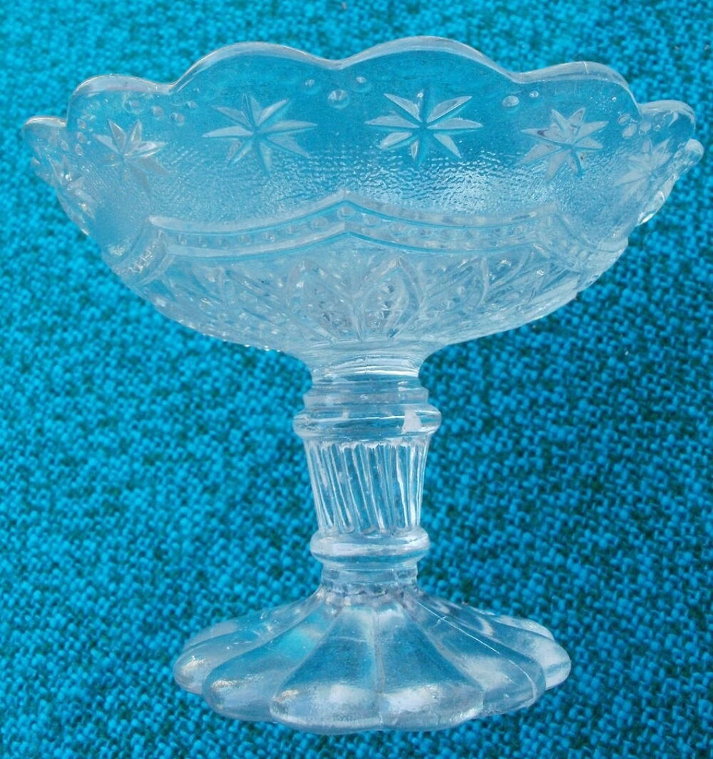 Coupe ancienne ou pr&eacute;sentoir en verre moul&eacute; Décoration