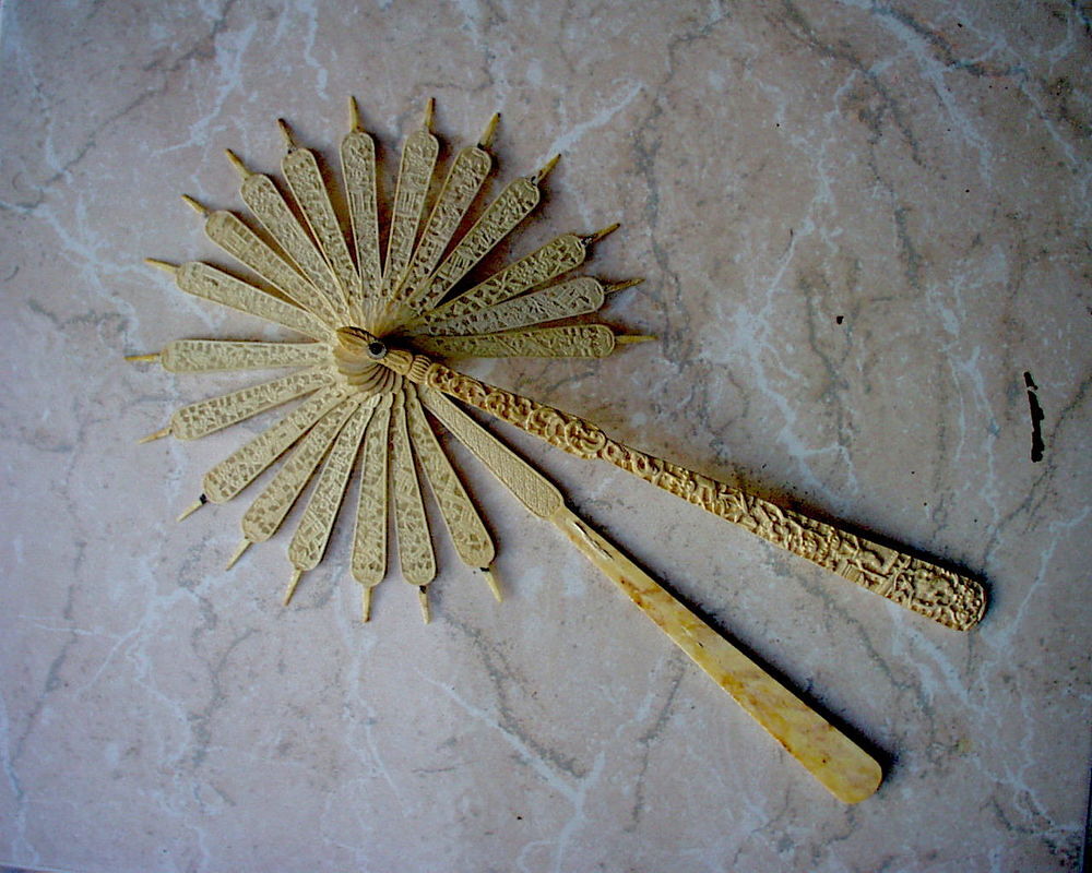 Eventail ancien structure enti&egrave;rement sculpt&eacute;e Asie 