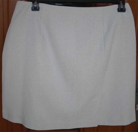 jupe courte gris clair 10 Saint-Germain-du-Plain (71)