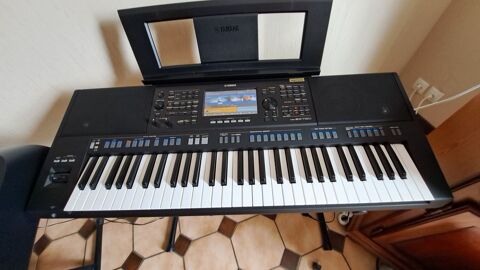 Clavier arrangeur yamaha psr sx 720.NEUF.avec pied et hous
1000 Compiègne (60)