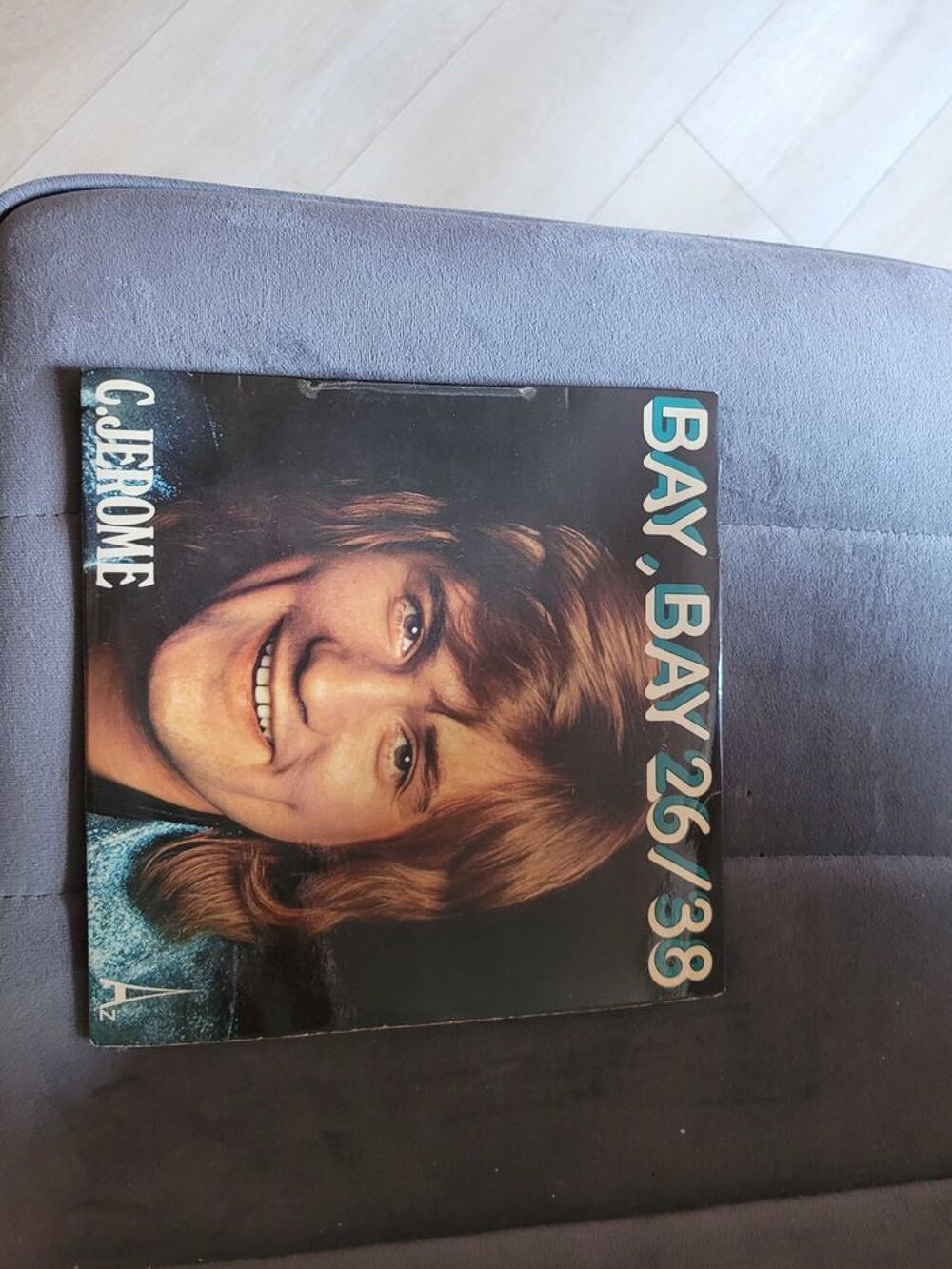 trois disques vinyles 45 tours CD et vinyles