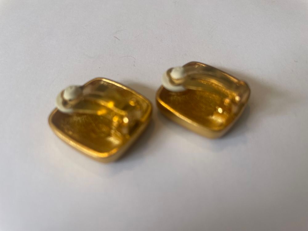 BO Boucles Oreilles, carr&eacute; lisse SR grav&eacute; dor&eacute; satin&eacute; RYKIEL Bijoux et montres