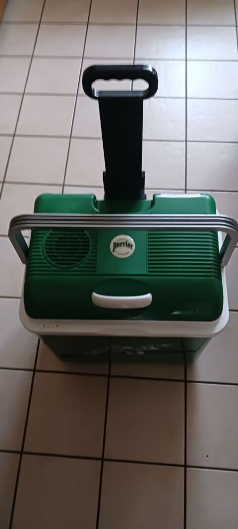 GLACIERE ELECTRIQUE PERRIER 26 LITRES 12 \ 220 V. 30 Fr�vent (62)