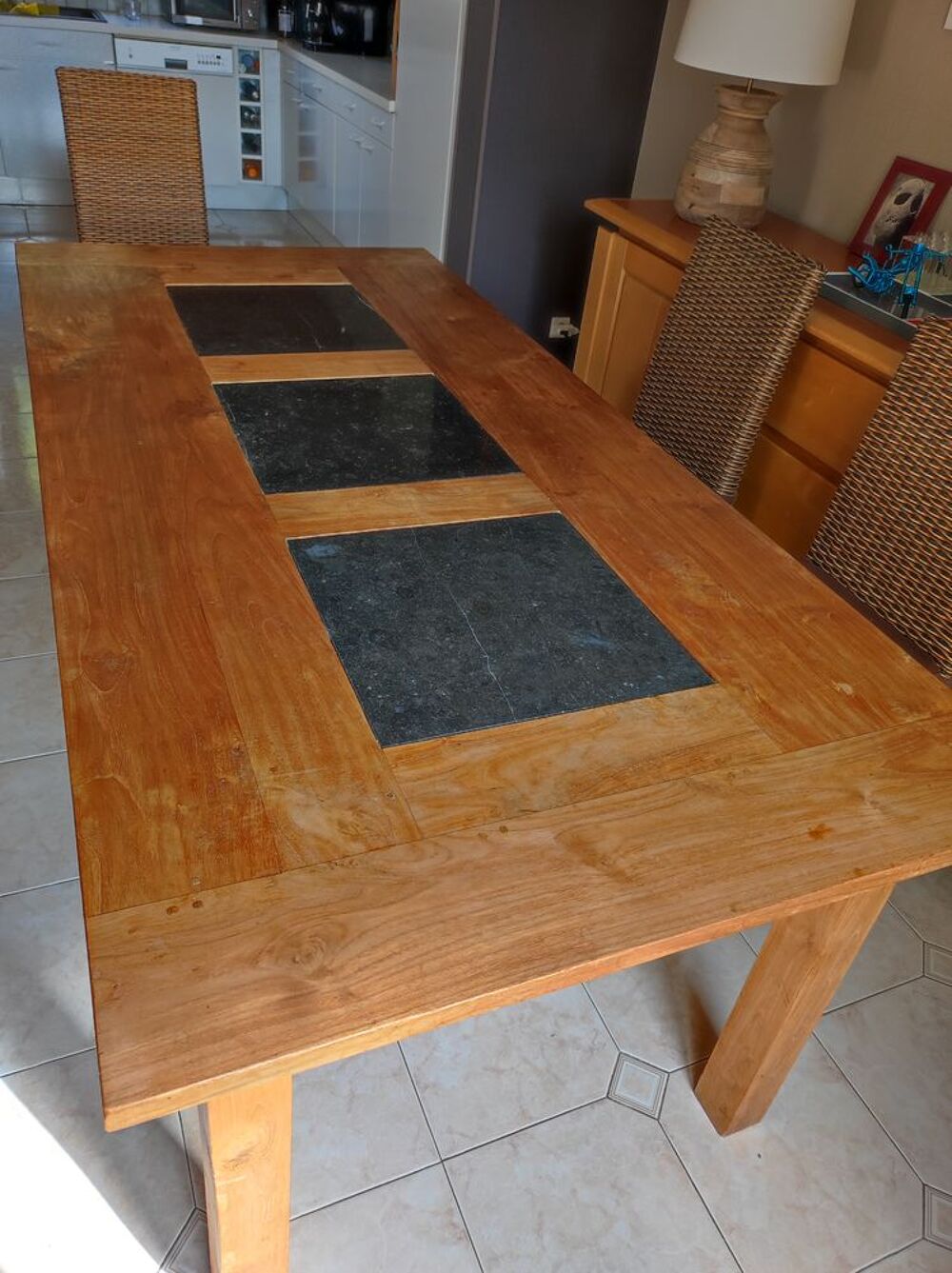 Table en teck massif et pierre de lave. Meubles