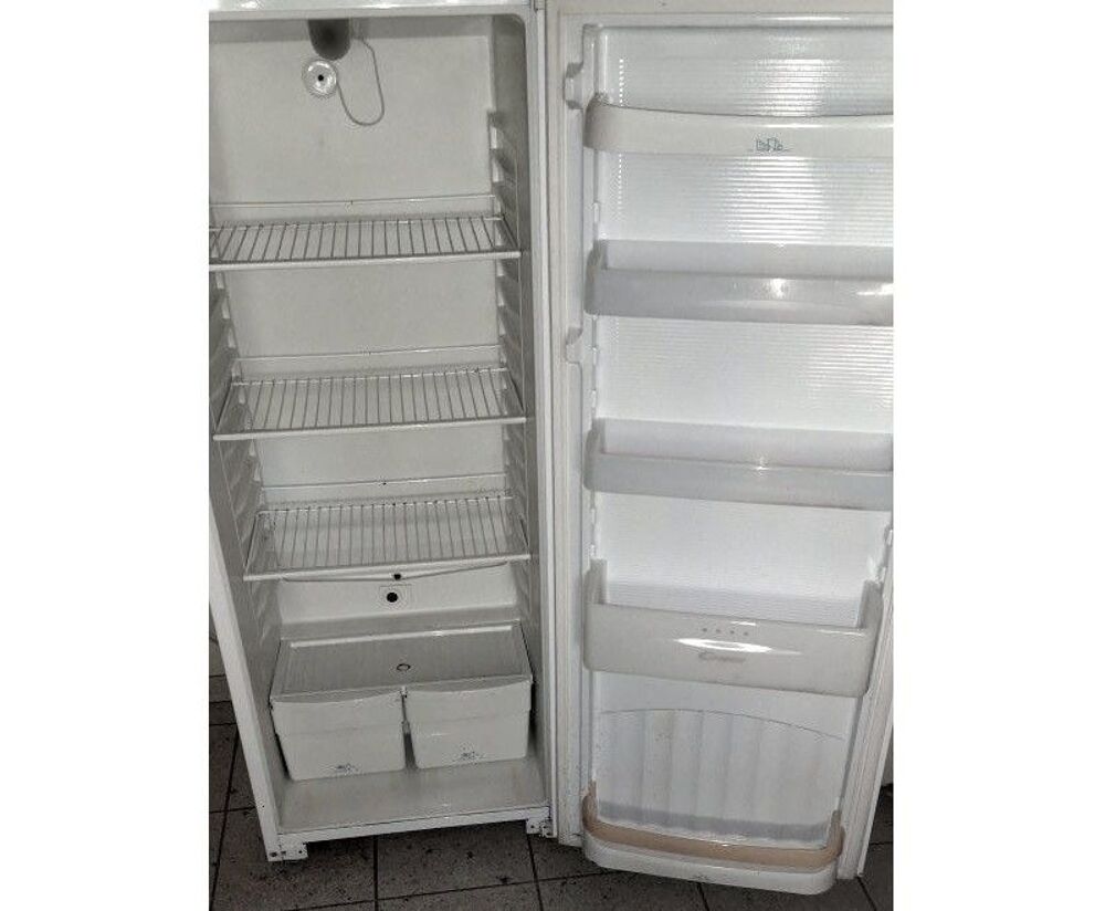 armoire frigo CURTISS volume 270 litres &agrave;89€
Electroménager